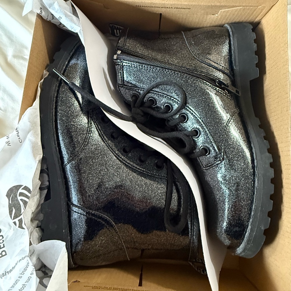 UGG Kid size 5/ women’s size 6.5 Metallic Black Glitter Lace-Up Zip Combat Boots